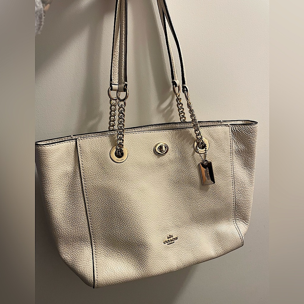 Authentic cream coach purse with gold detail 🌟